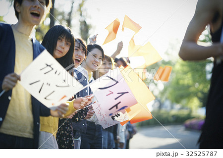 マラソン大会 応援 旗を振る 沿道の写真素材