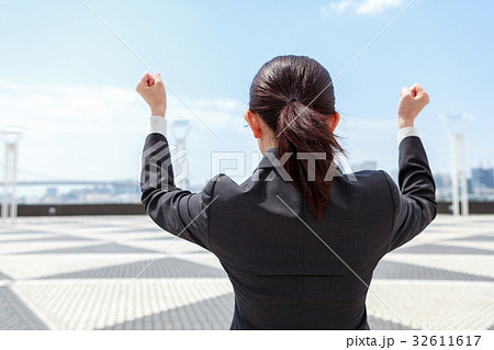 ガッツポーズ 後ろ姿 女性社員 両手の写真素材