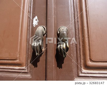 ドアノブ 手 ファティマの手 ドアの写真素材