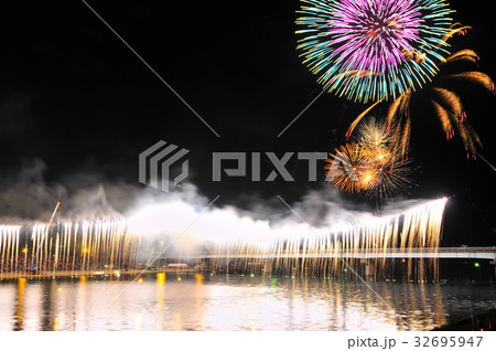 川内川花火大会 夜空 鹿児島県 薩摩川内市の写真素材