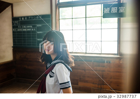 女子高生 陽射し 横向き 高校生の写真素材