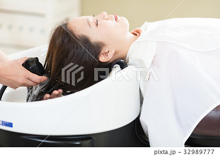 美容室 シャンプー 洗髪 女性の写真素材