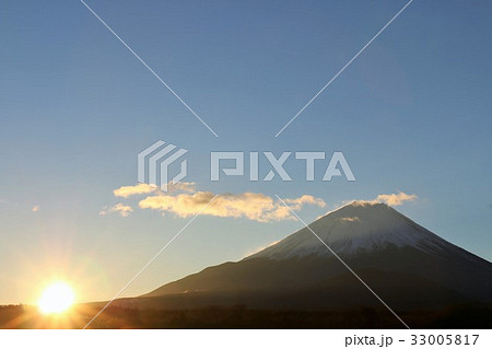 富士山 朝日 初日の出 冬の写真素材