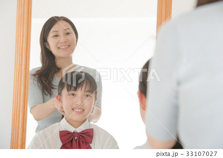 子供 ヘアゴム 鏡 女の子の写真素材