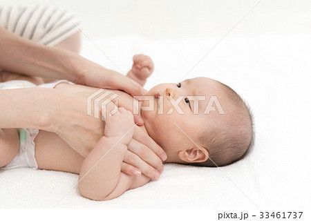 ベビーマッサージの写真素材