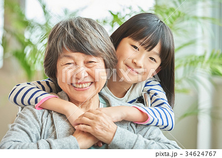 抱きつくの写真素材