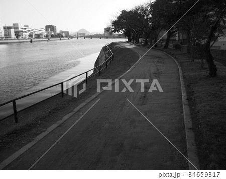 広島 川 モノクロ 白黒の写真素材