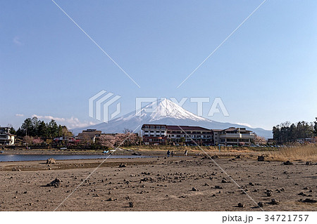 水位低下 渇水 富士五湖の写真素材