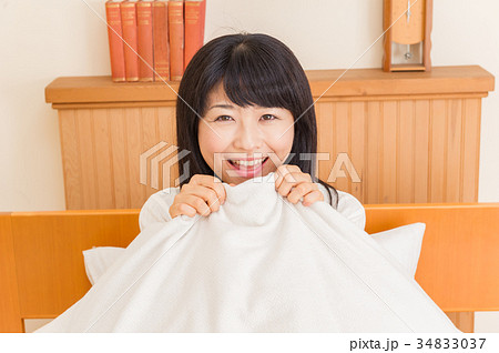 顔を隠すの写真素材