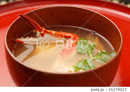 ワタリガニの味噌汁の写真素材