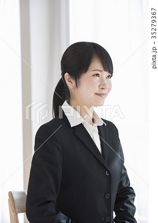 リクルートスーツ ビジネスウーマン 女性 新入社員の写真素材