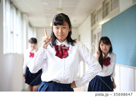 中学生 制服の写真素材 Pixta