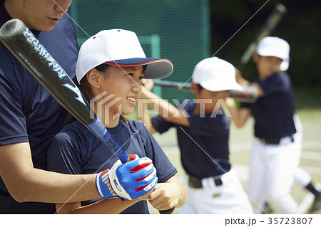 人物 少年野球 女の子 女子の写真素材