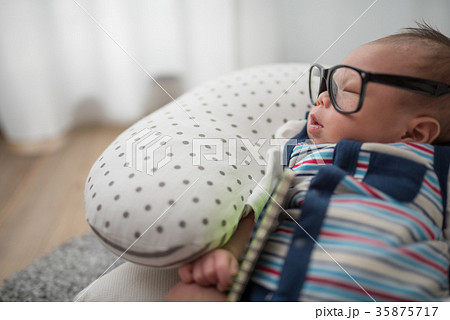 赤ちゃん 新生児 衣装 メガネの写真素材