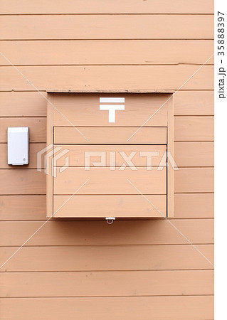 郵便受け 郵便ポスト 手作り 木製の写真素材
