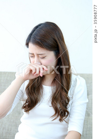 鼻をすするの写真素材