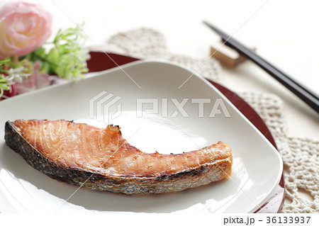 焼き魚 鮭 箸 白い器の写真素材