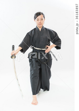 居合道 女性 デモンストレーション 刀剣の写真素材