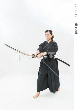 居合道 女性 デモンストレーション 刀剣の写真素材