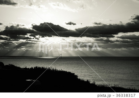 海面 日の出 モノクロ 夜明けの写真素材