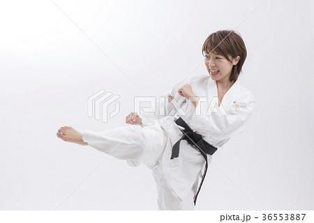 空手 女性 蹴り 上段蹴りの写真素材