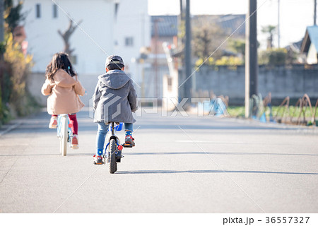 子供 自転車 乗る 後ろ姿の写真素材