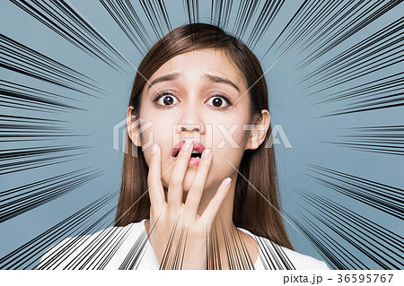 目を見開く びっくりの写真素材