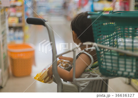 子乗せカート 子供 ショッピングカート 子供用カートの写真素材