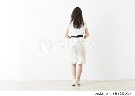 女性 モデル ポーズ 後ろ姿の写真素材