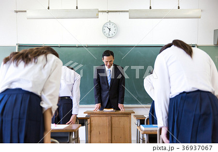 礼 挨拶 中学生 高校生の写真素材