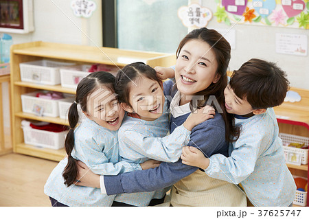 先生ハグの写真素材