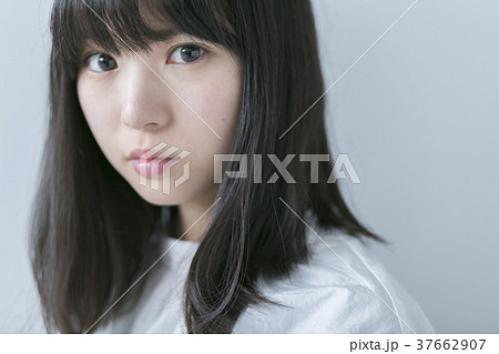 おとなしい人 美しい 女性の写真素材