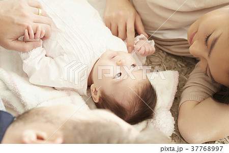 赤ちゃん 新生児 外国人 かわいいの写真素材