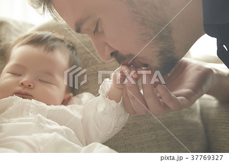 赤ちゃん 新生児 外国人 かわいいの写真素材