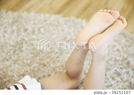 小学生 足 脚 女性の写真素材