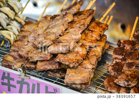 露店 屋台 お祭り 牛串焼きの写真素材 Pixta