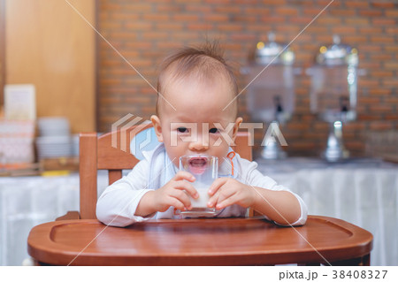 少年 笑顔 坊主 子供 かわいいの写真素材