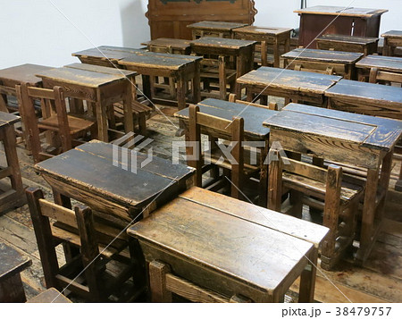 昔の小学校の机 昔の小学校の机と椅子セット