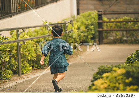 子供 幼児 走る 甚平 後姿の写真素材