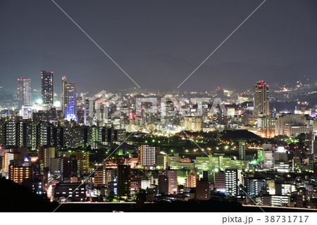 夜景 広島市 都会 街並みの写真素材