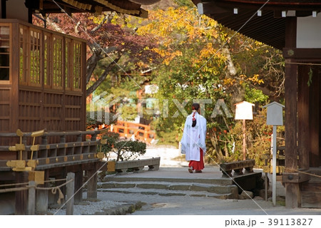 神に仕える女性の写真素材