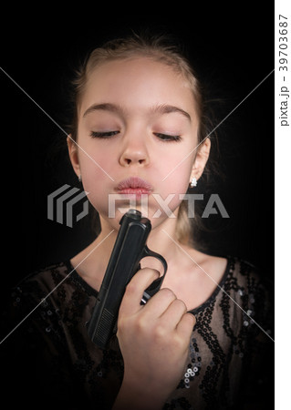 ガン 鉄砲 銃 吹くの写真素材