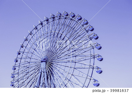 乗り物 遊具 観覧車 ゴンドラの写真素材