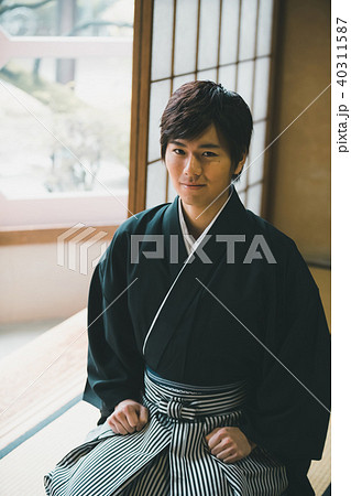 紋付袴 男性 成人の日 座るの写真素材
