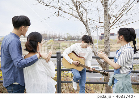 女性 ギター 後姿 若いの写真素材