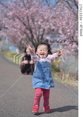 駆け寄ってくるの写真素材