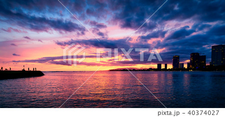 アラモアナビーチ サンセット 夕日 ハワイの写真素材
