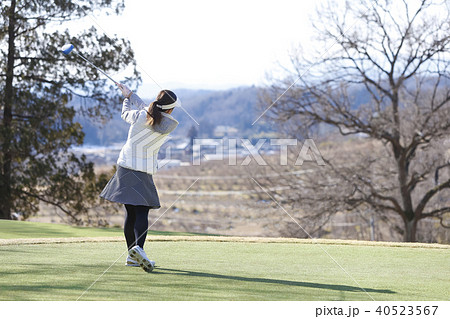 ゴルフ 女性 人物 後ろ姿の写真素材