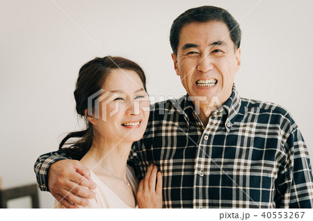 肩を寄せるの写真素材