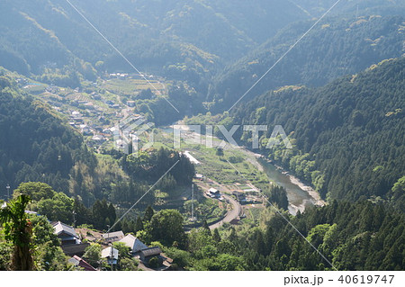 山村 谷 山肌の集落 集落の写真素材